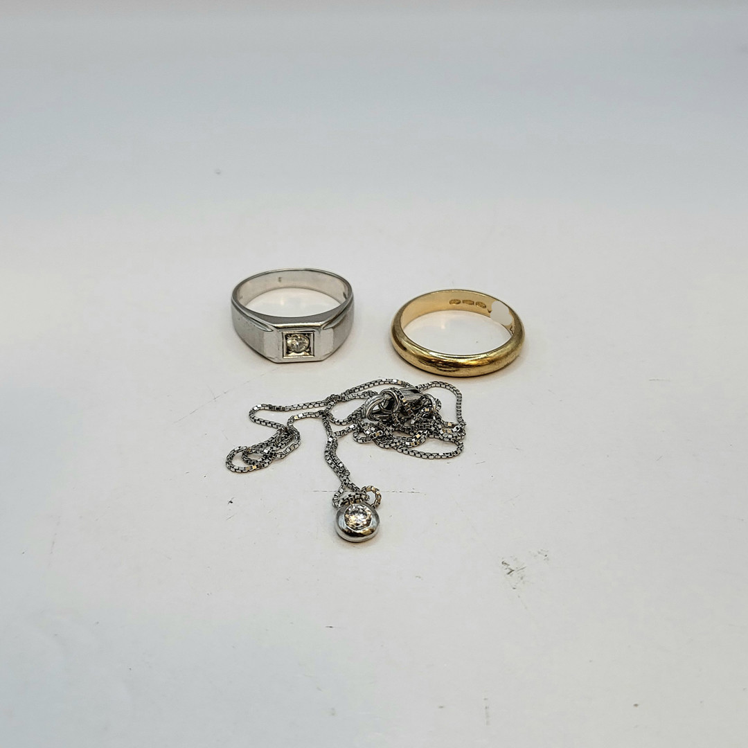Collana e due anelli oro pietra diamantino