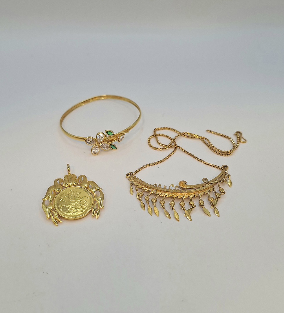 Vari oggetti oro pietre 