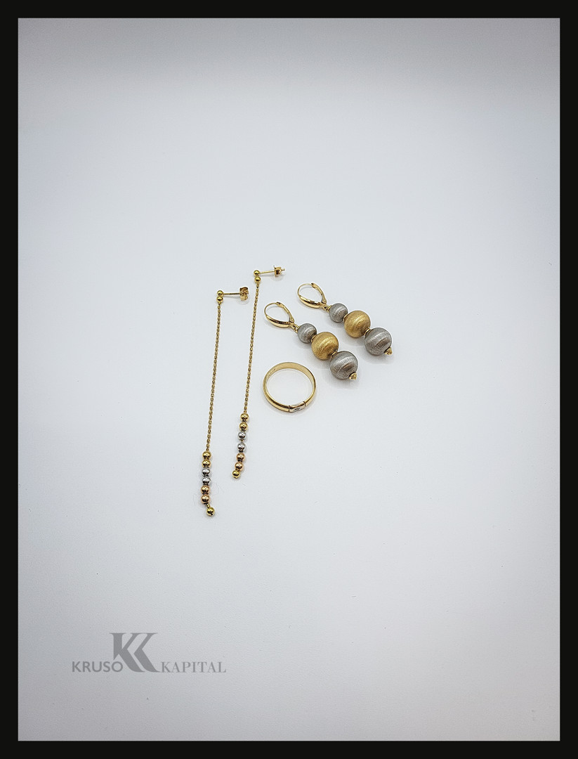 Due paia orecchini e anello oro diamantino