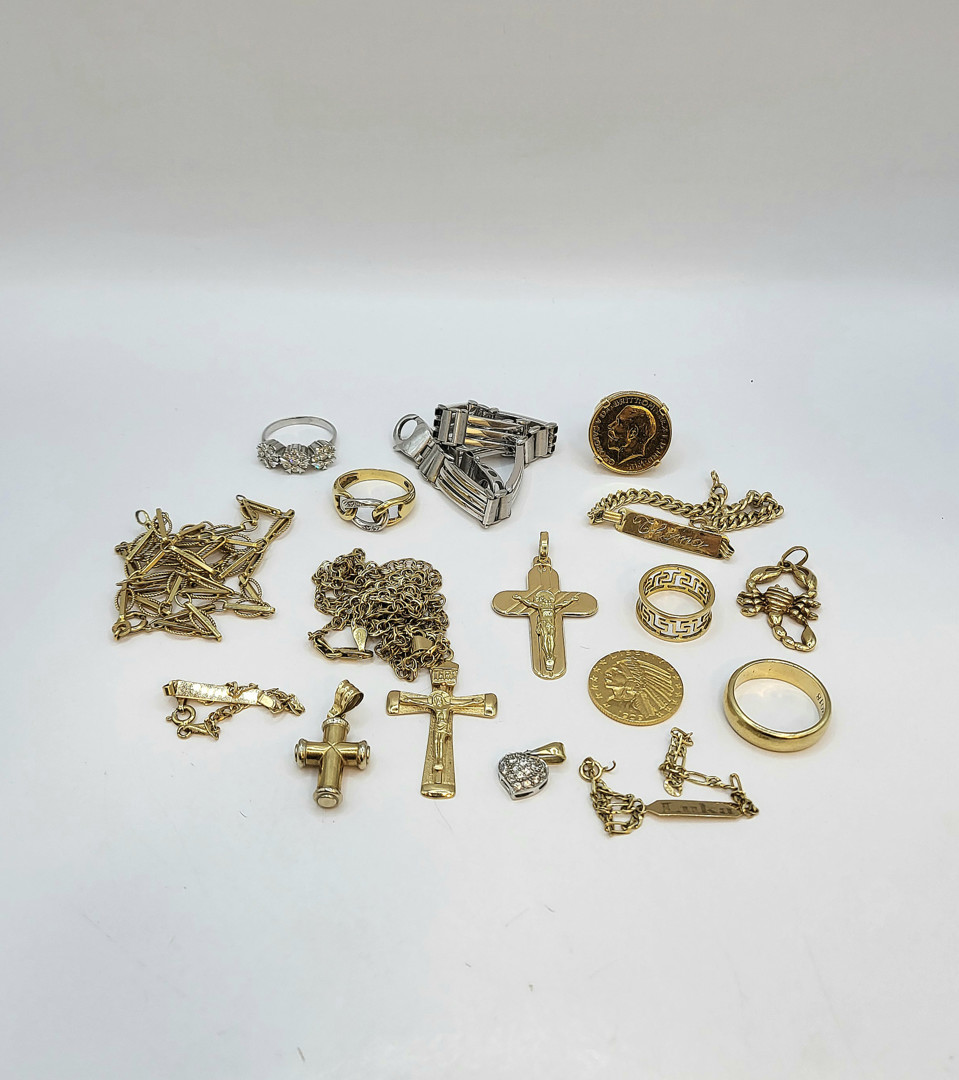 Vari oggetti oro diamanti pietre