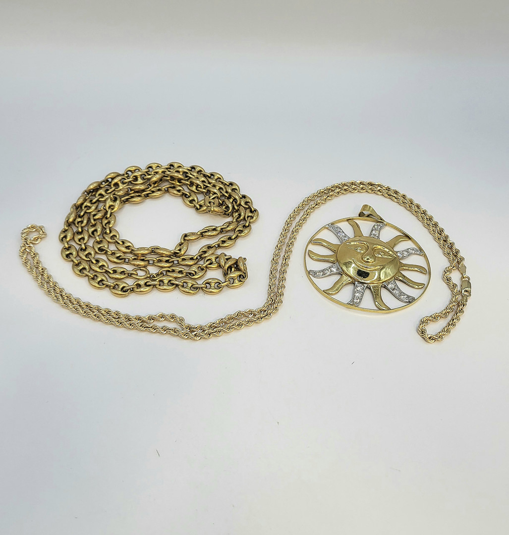 Due collane e ciondolo oro pietre