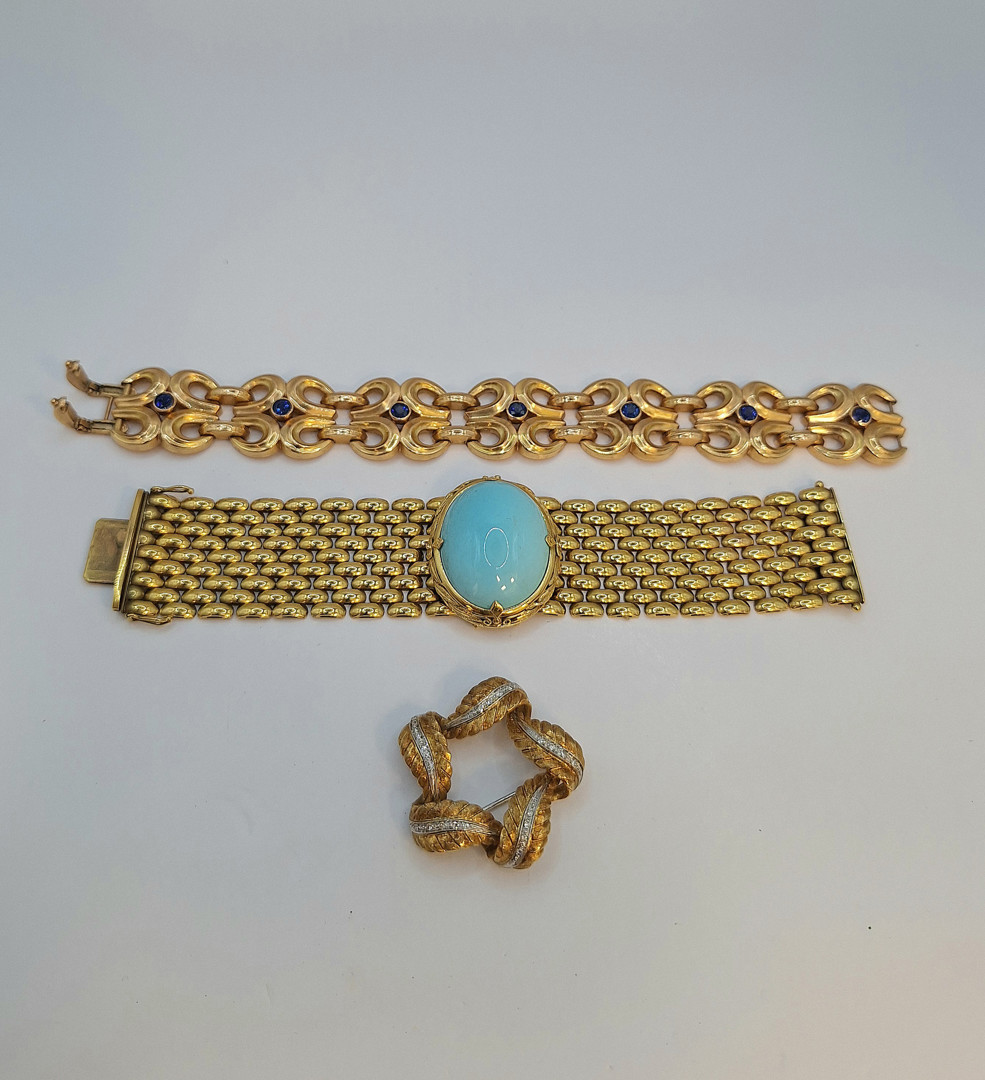 Due bracciali e spilla oro pietre diamantini