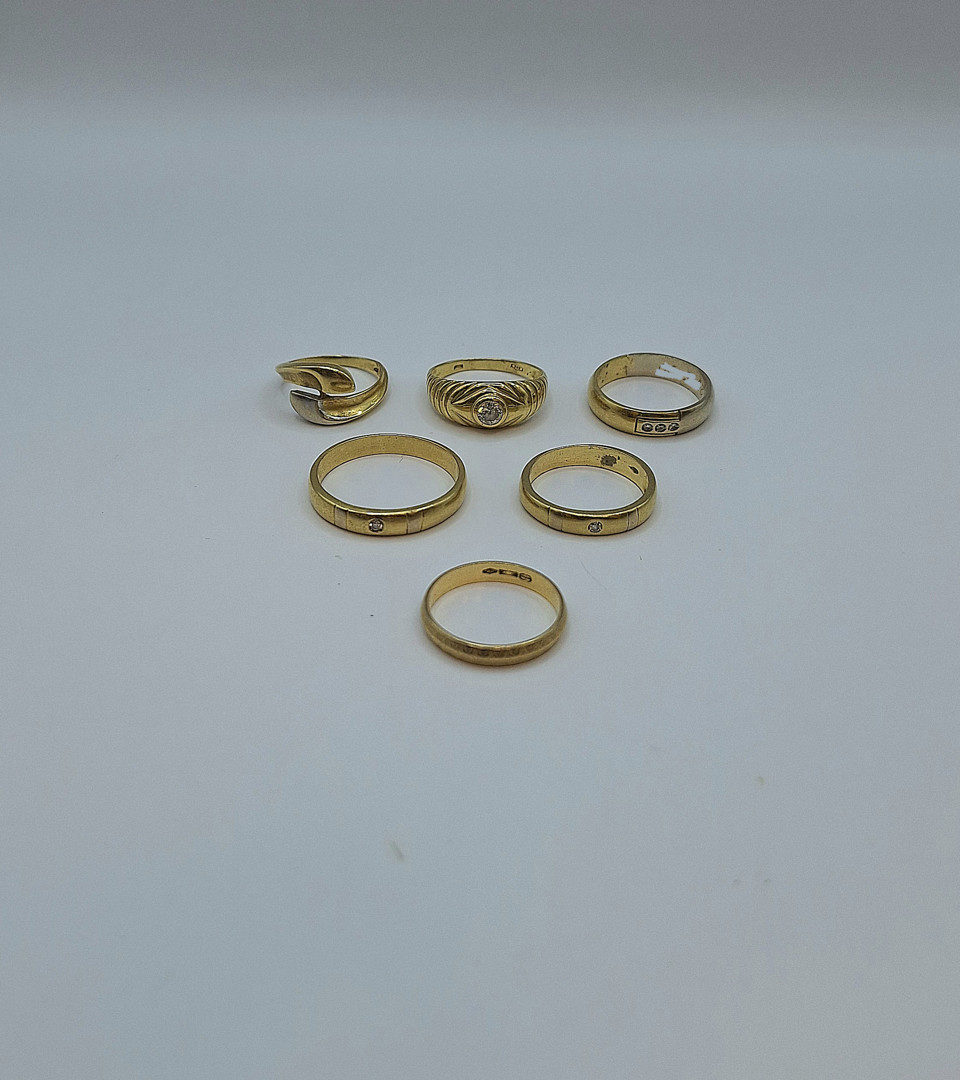 Sei anelli oro pietre diamantini