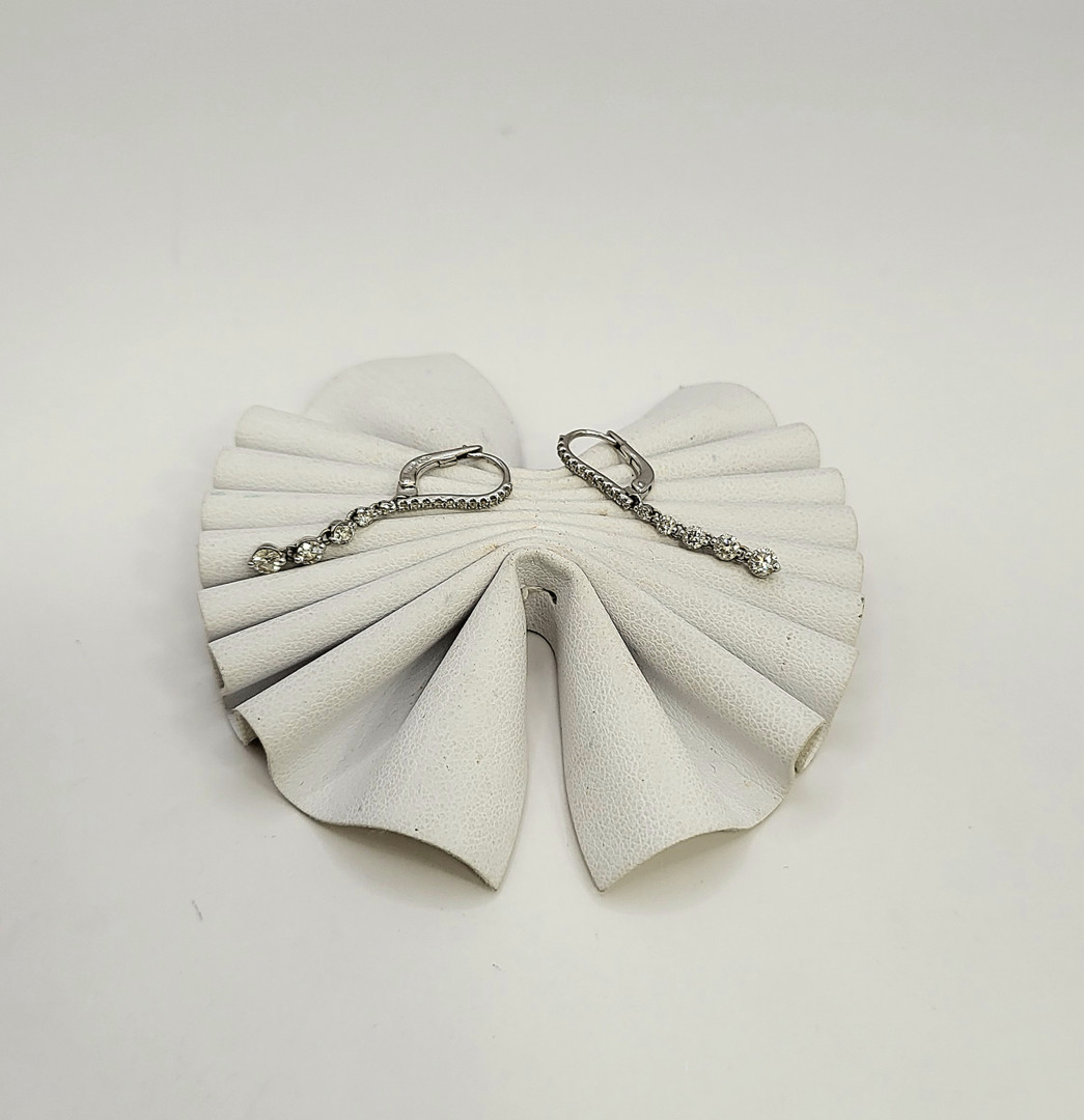 Un paio orecchini oro diamanti