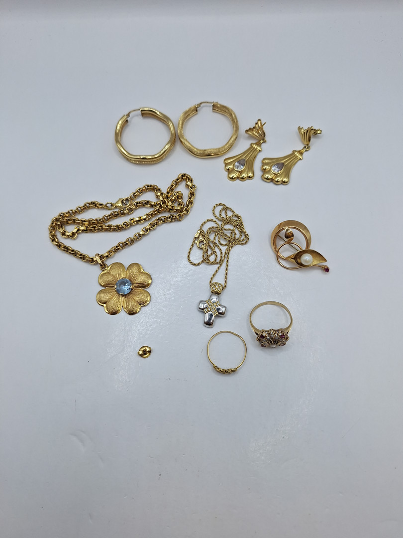 Vari oggetti in oro pietre diamantini perla 