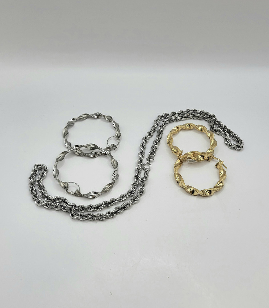 Collana e due paia di orecchini oro