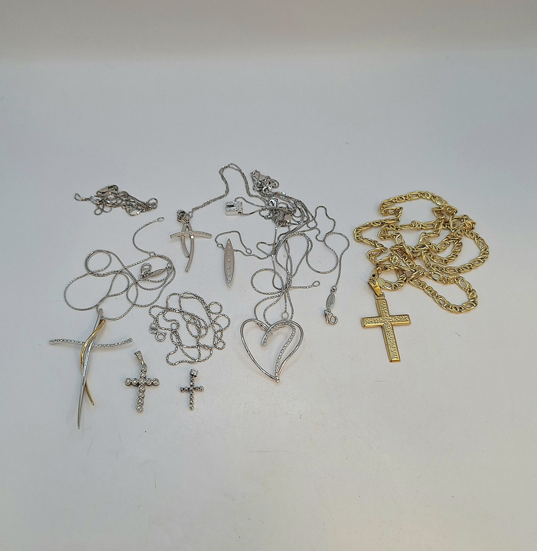 Vari oggetti oro pietre diamanti