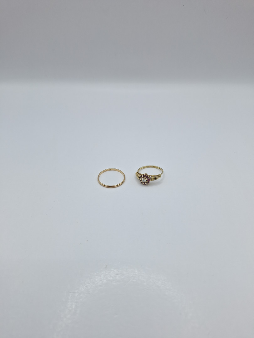 Un paio di anelli oro pietre