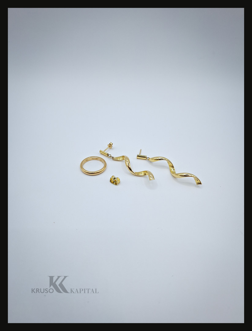 Anello e un paio orecchini oro 