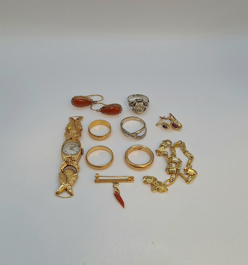 Vari oggetti in oro pietre 