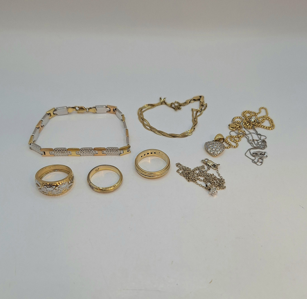 Vari oggetti oro pietre diamantini