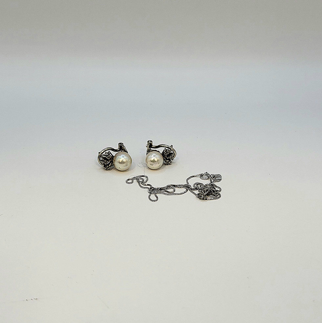 Catenina e paio orecchini oro diamanti perle