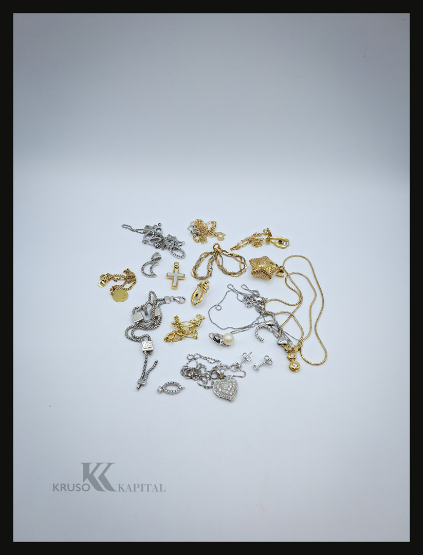 Vari oggetti in oro diamanti pietre perle