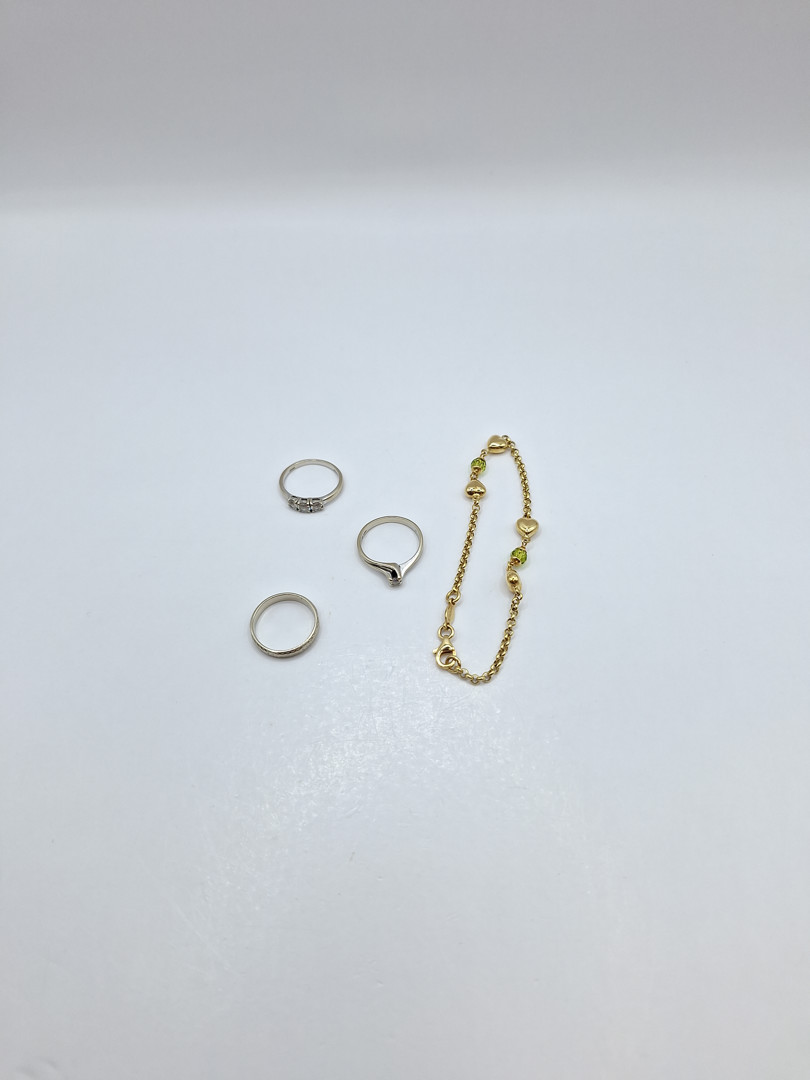 Bracciale e tre anelli in oro diamantino