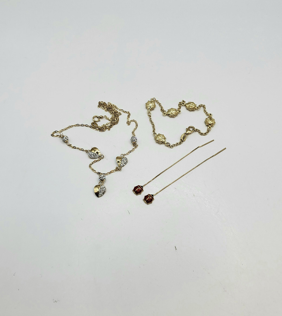 Vari oggetti oro pietre smalti