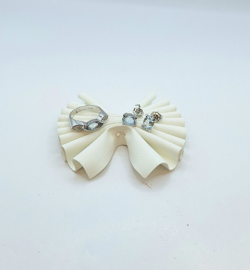 Anello e un paio orecchini oro pietre diamanti