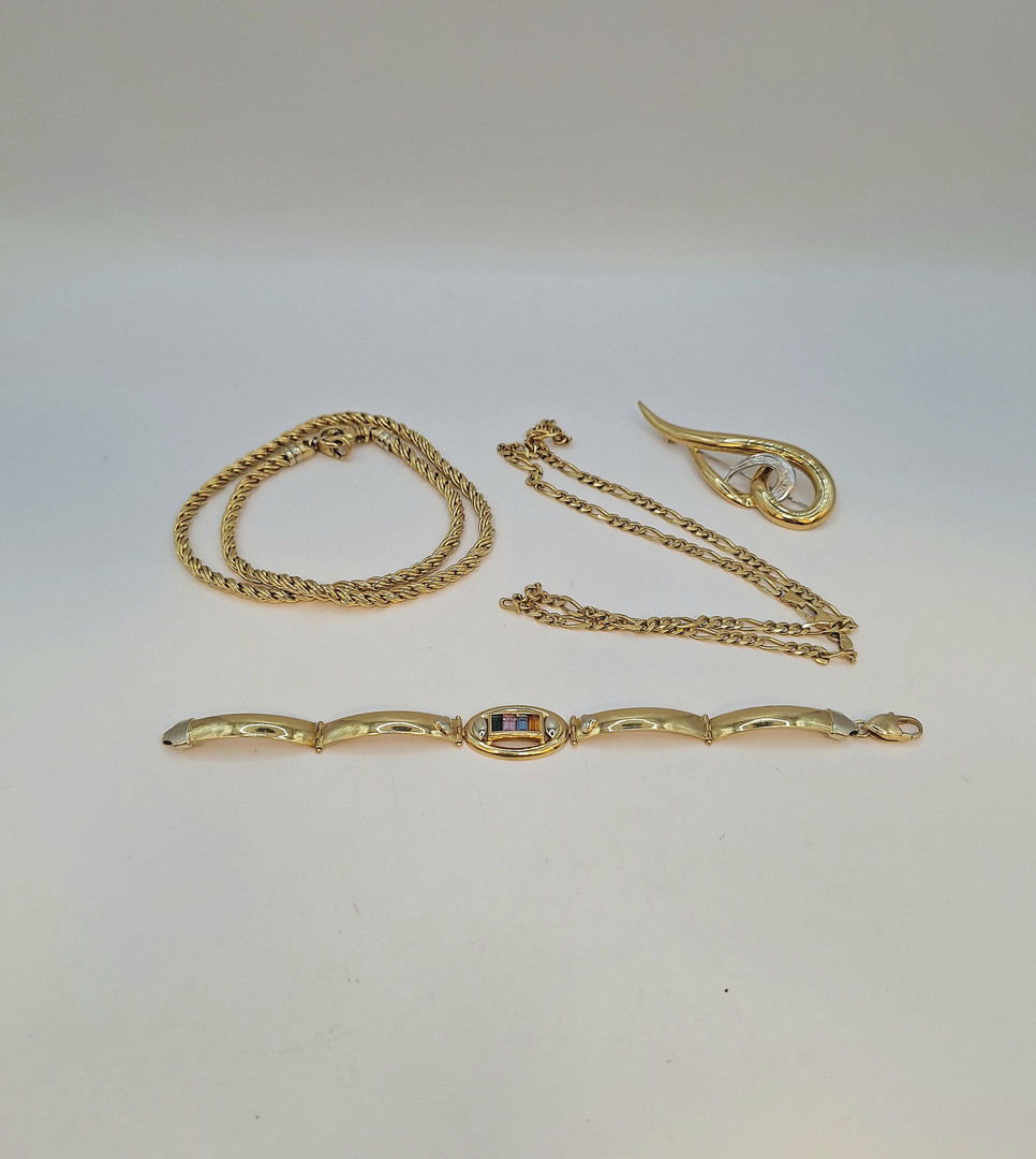 Vari oggetti oro pietre