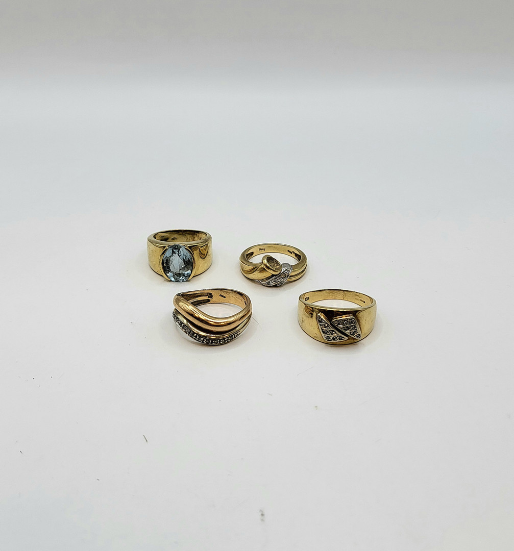 Quattro anelli oro pietre diamantini