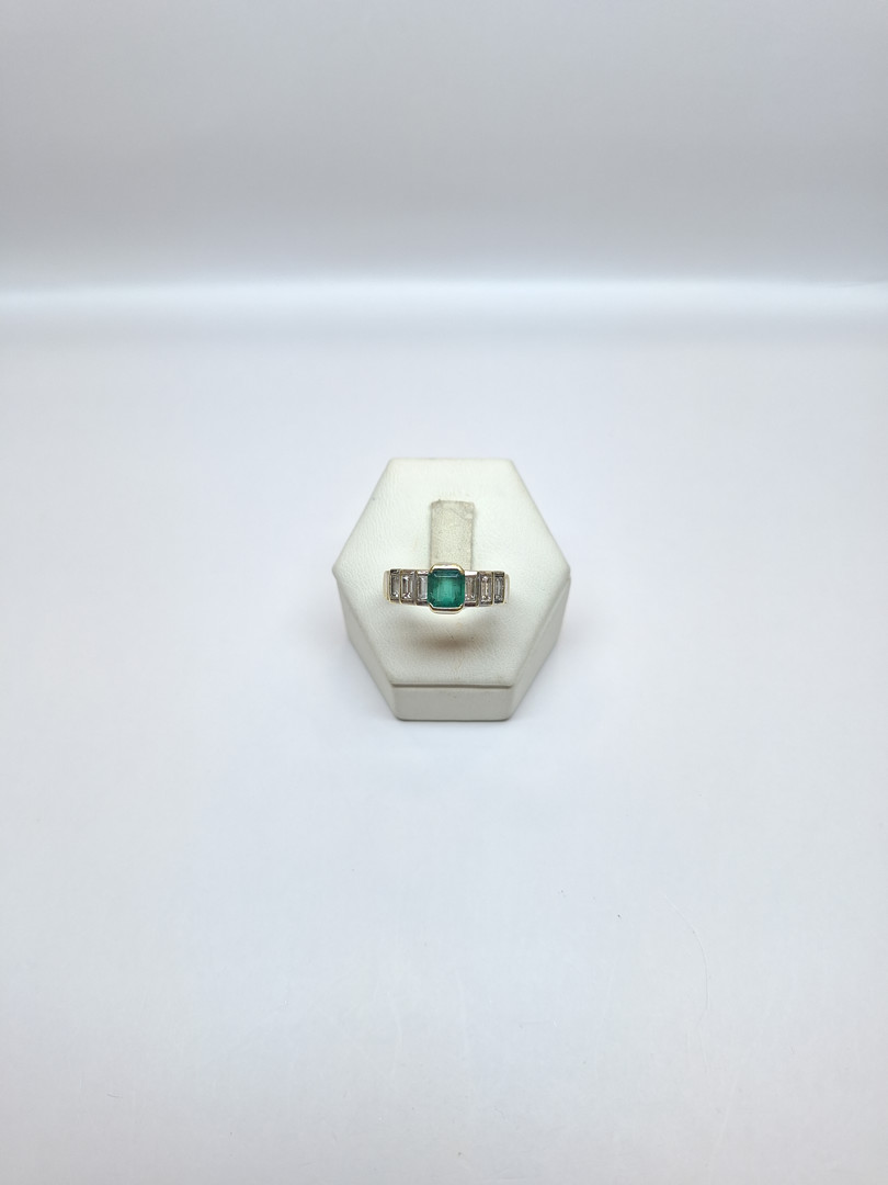 Anello oro con diamanti e pietra 