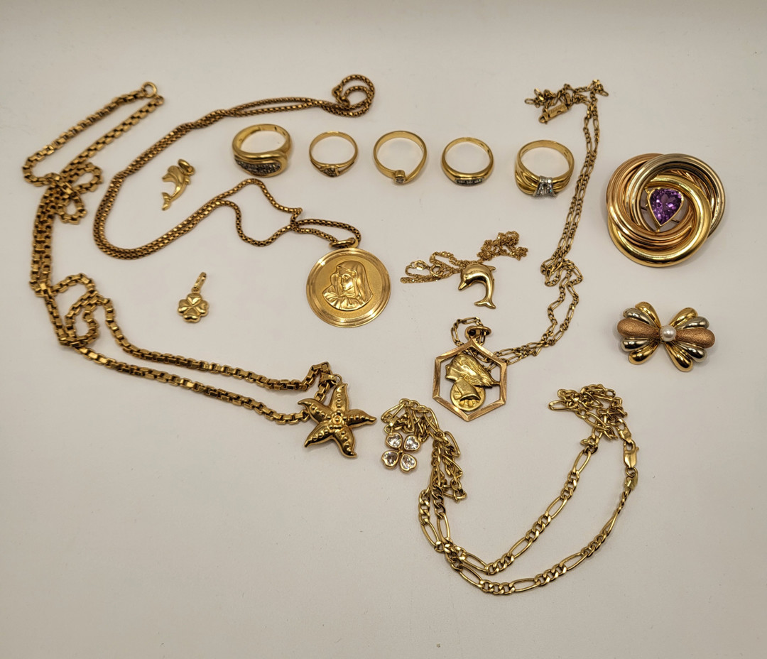 Vari oggetti in oro pietre diamantini perla 