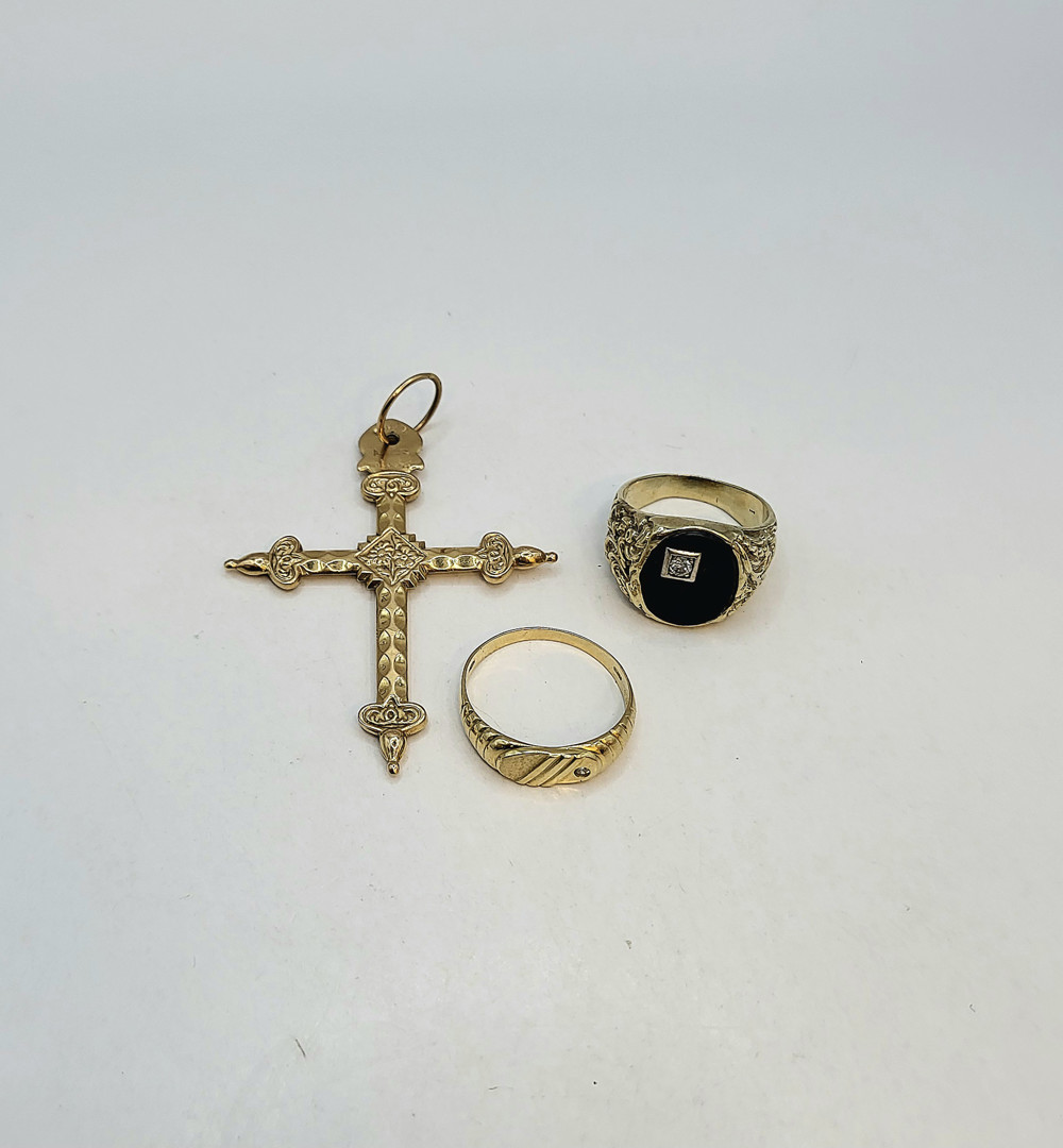 Due anelli e croce oro pietre diamantino