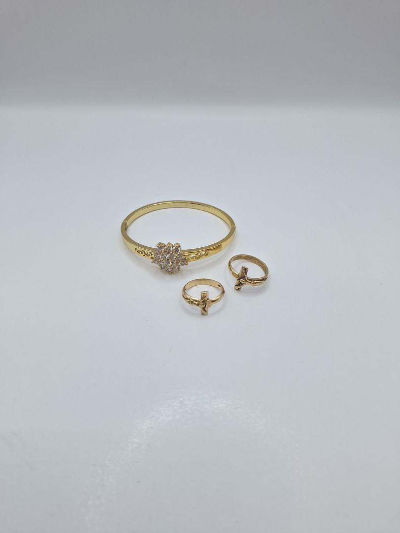 Un paio di anelli bracciale oro metallo