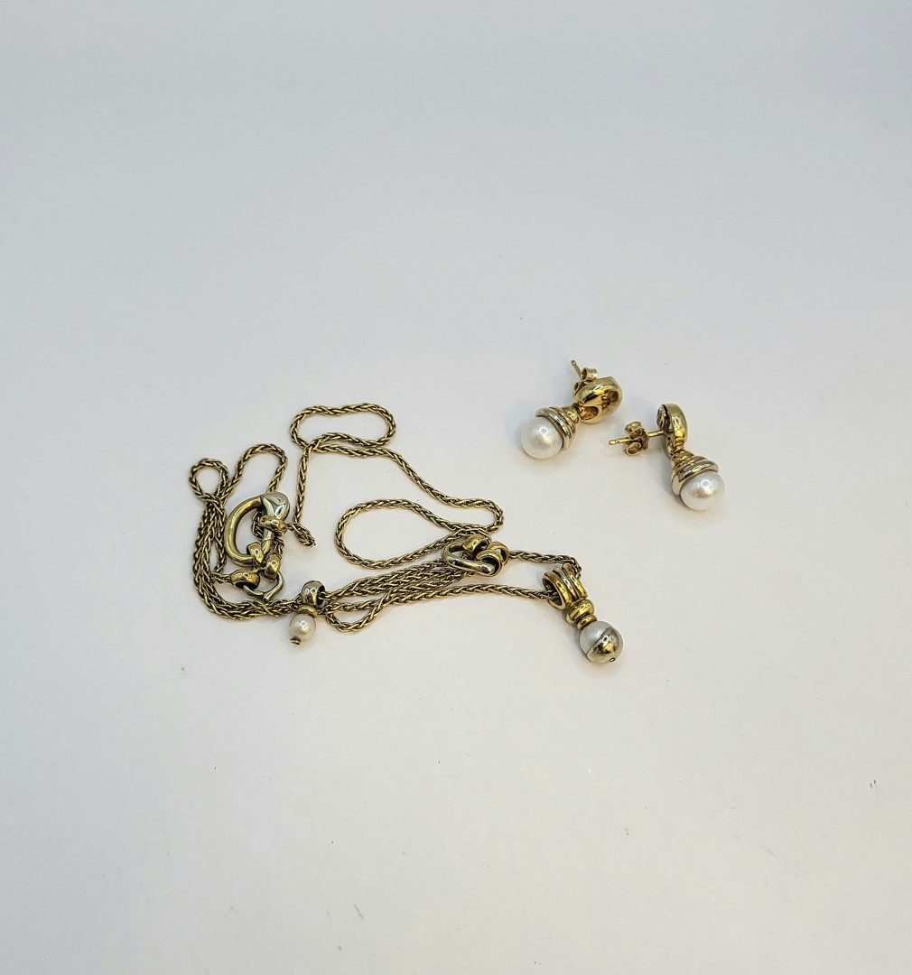 Un paio di orecchini e collana oro perle 