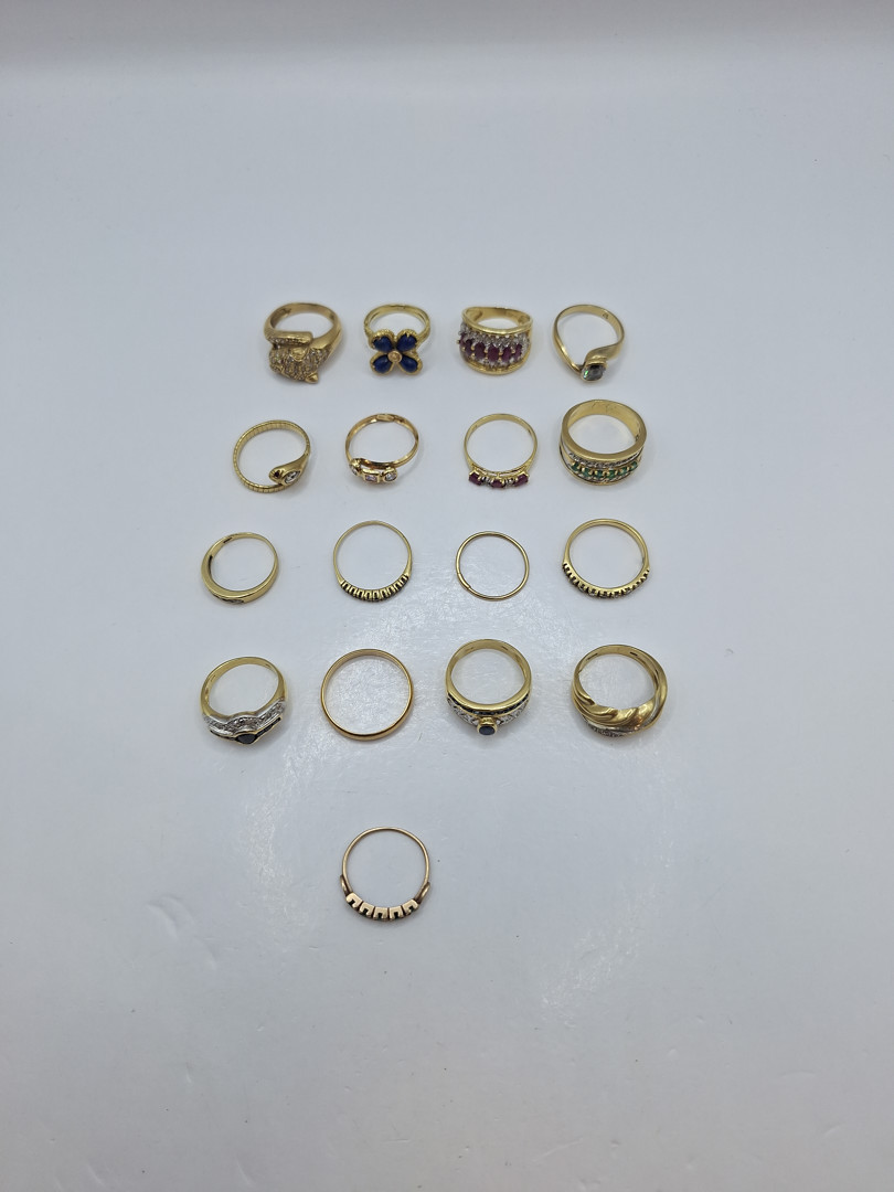 Vari oggetti in oro pietre diamantini