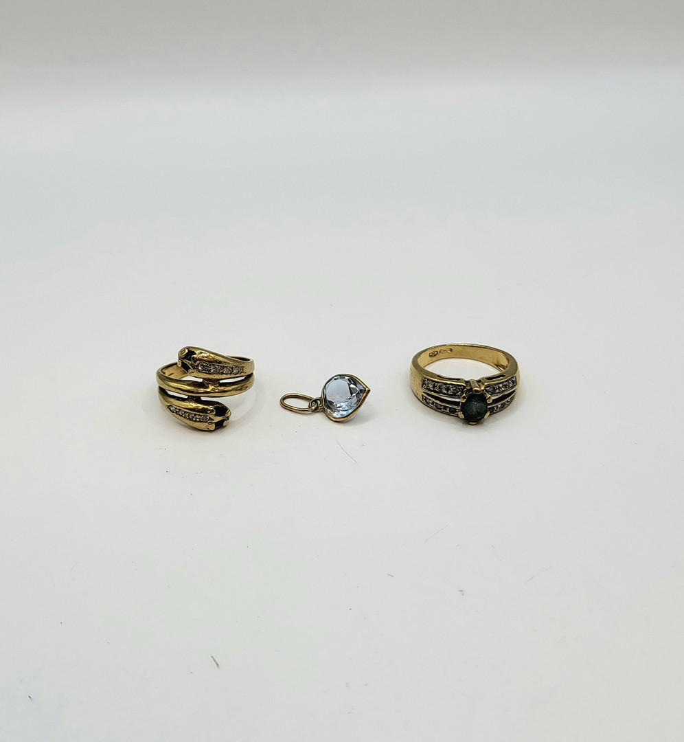 Ciondolo e due anelli oro pietre