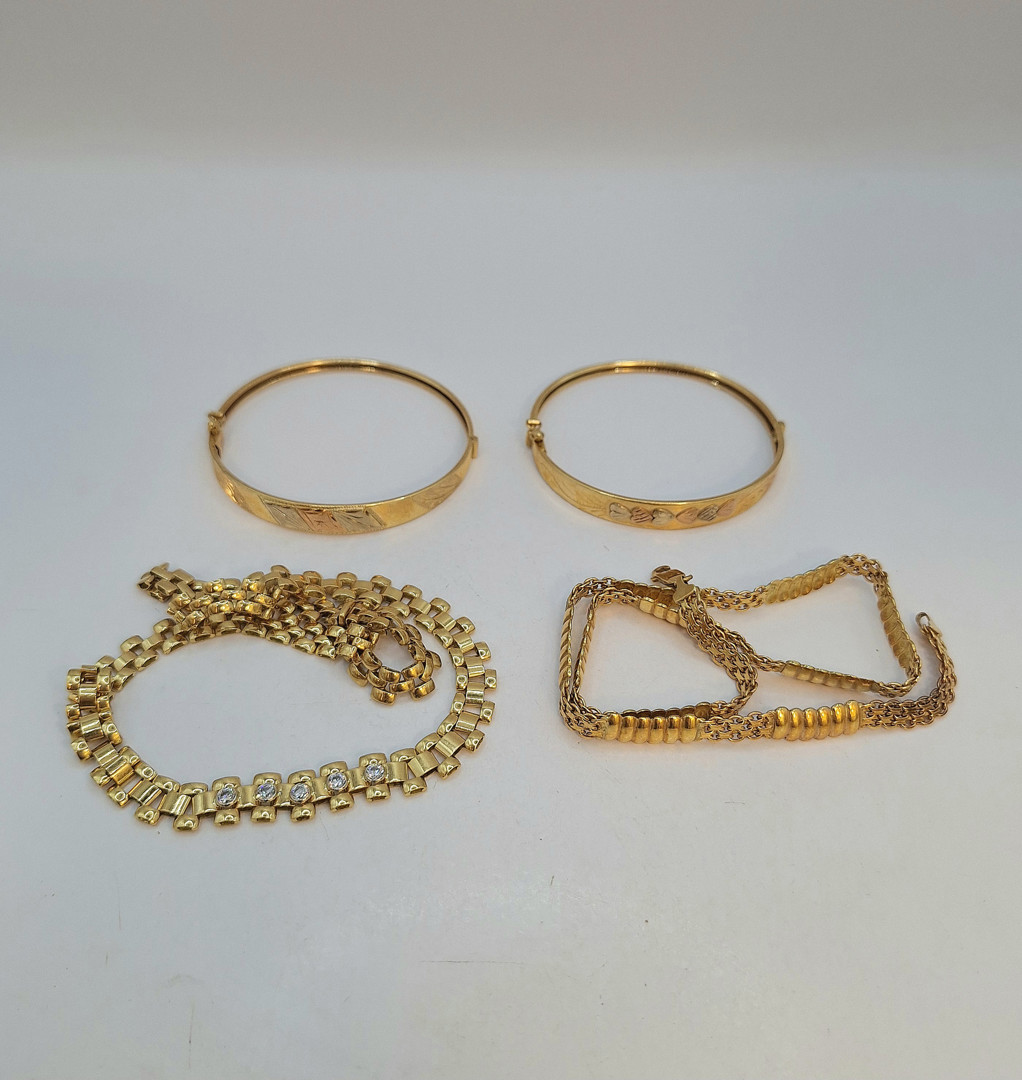 Vari oggetti oro pietre