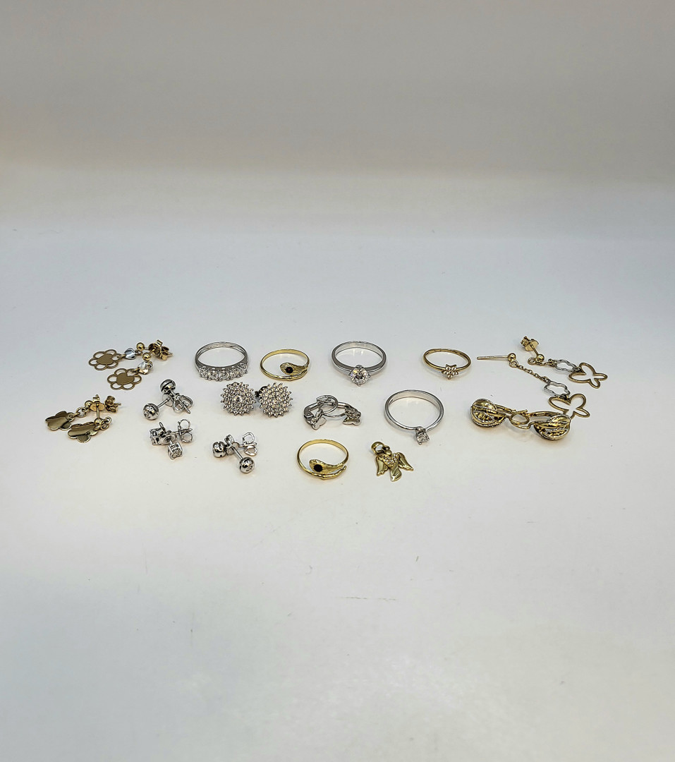 Vari oggetti in oro pietre diamantini