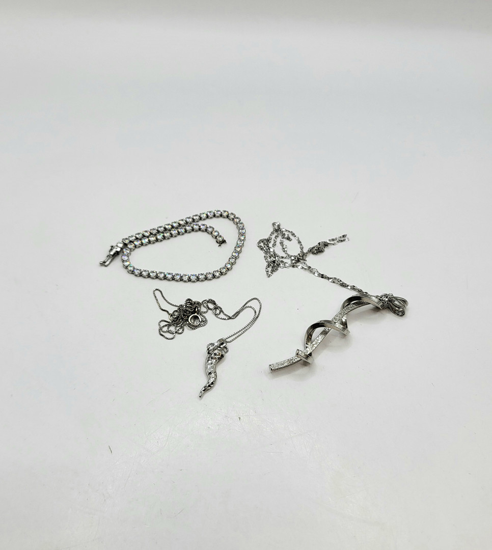 Vari oggetti oro pietre