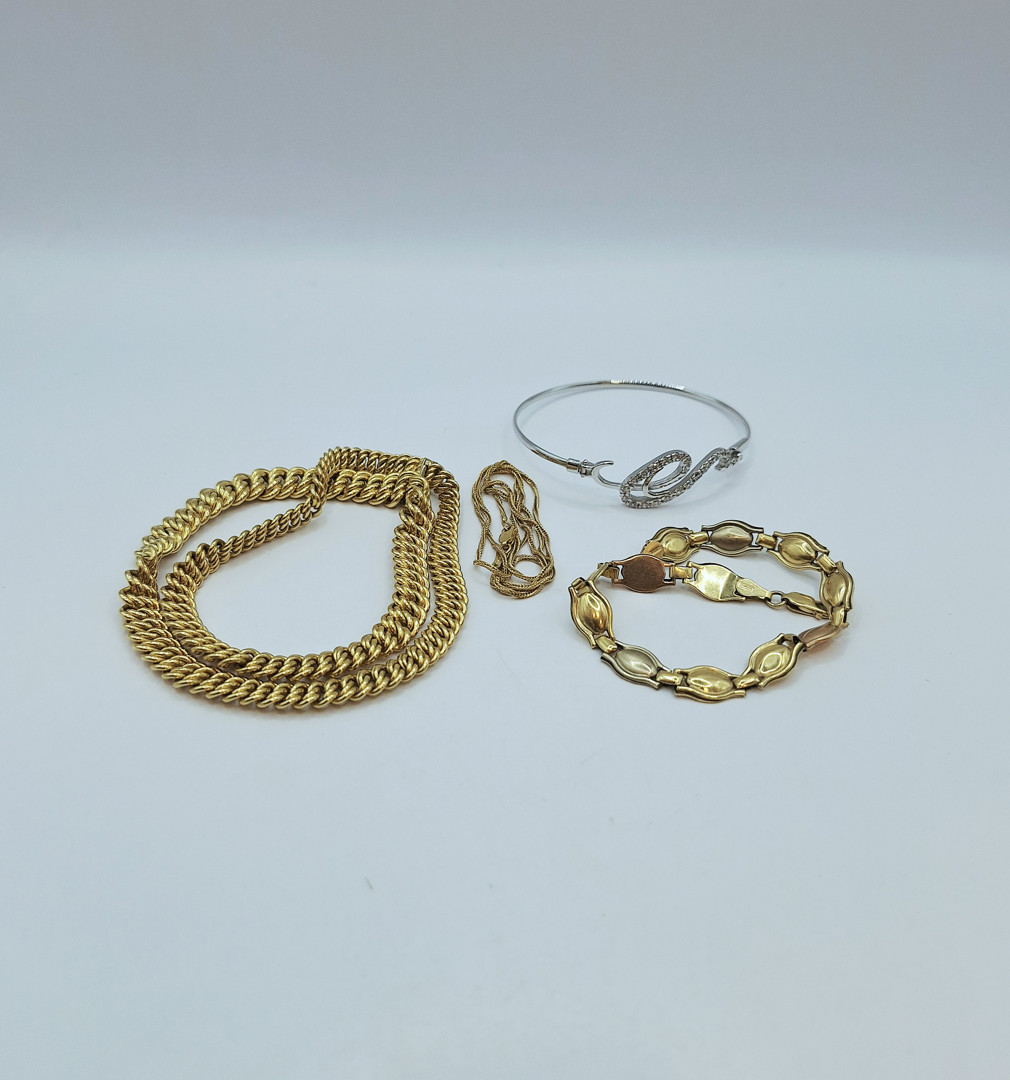 Vari oggetti oro pietre