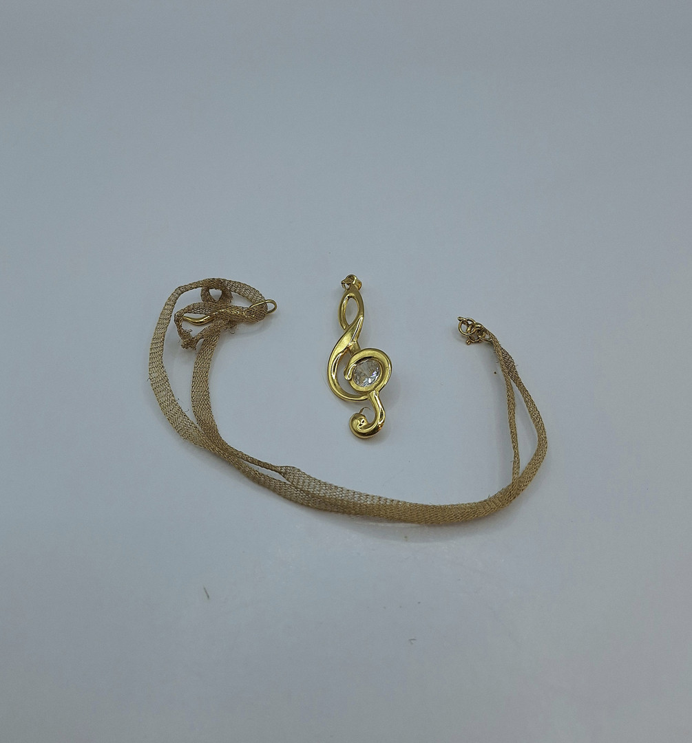 Vari oggetti oro pietra