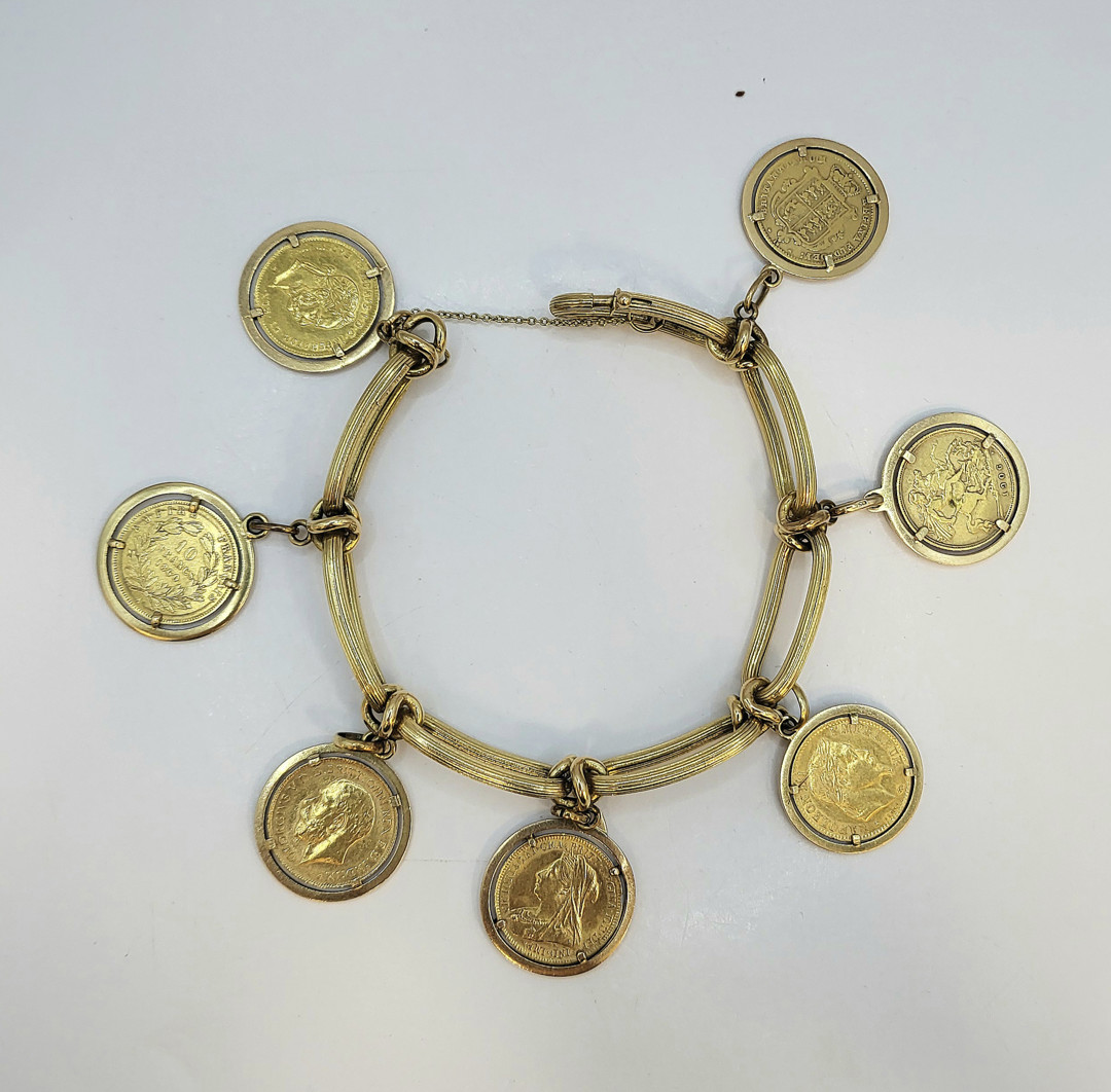 Bracciale con monete e sterline oro 