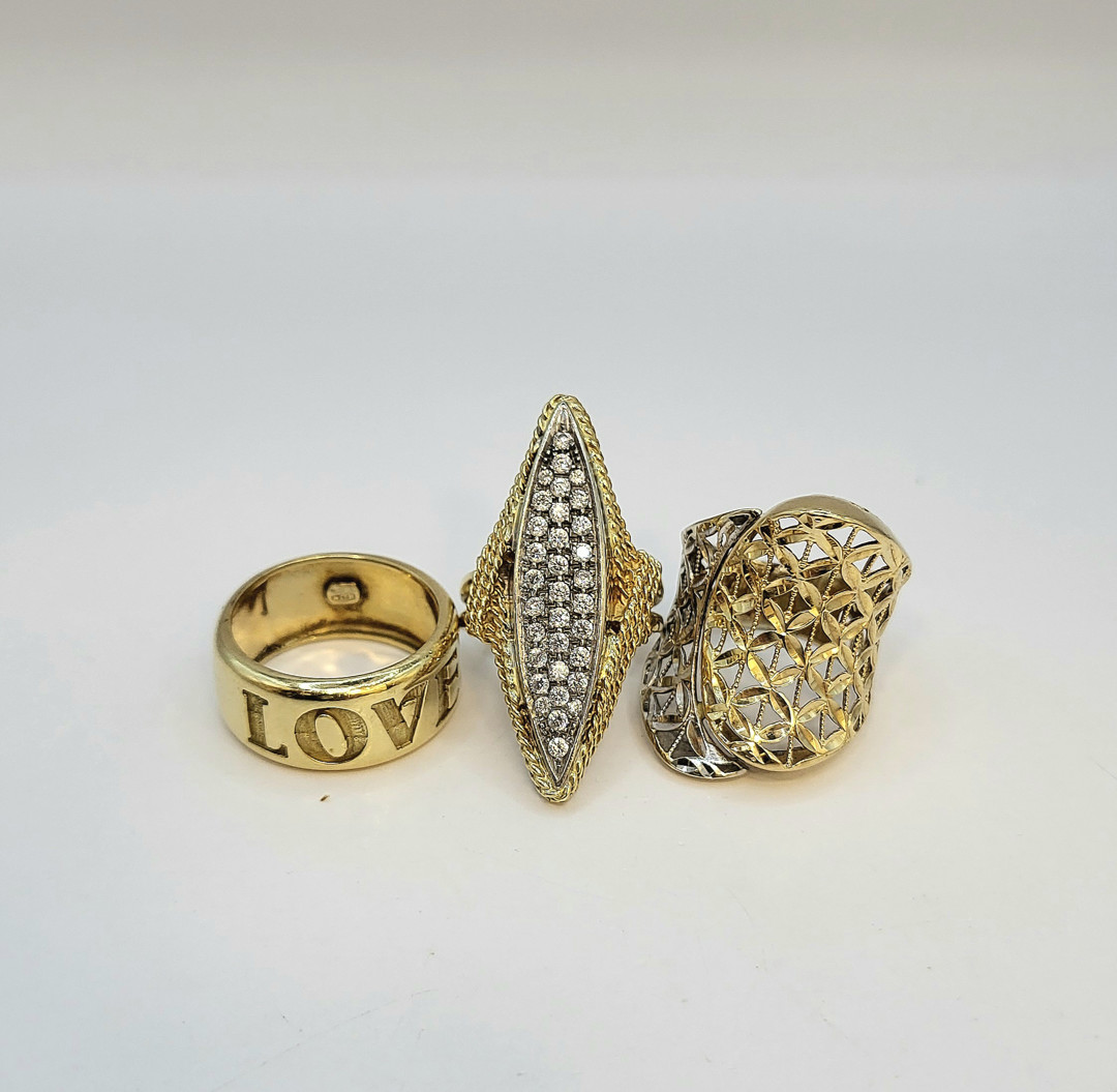 Tre anelli oro pietre