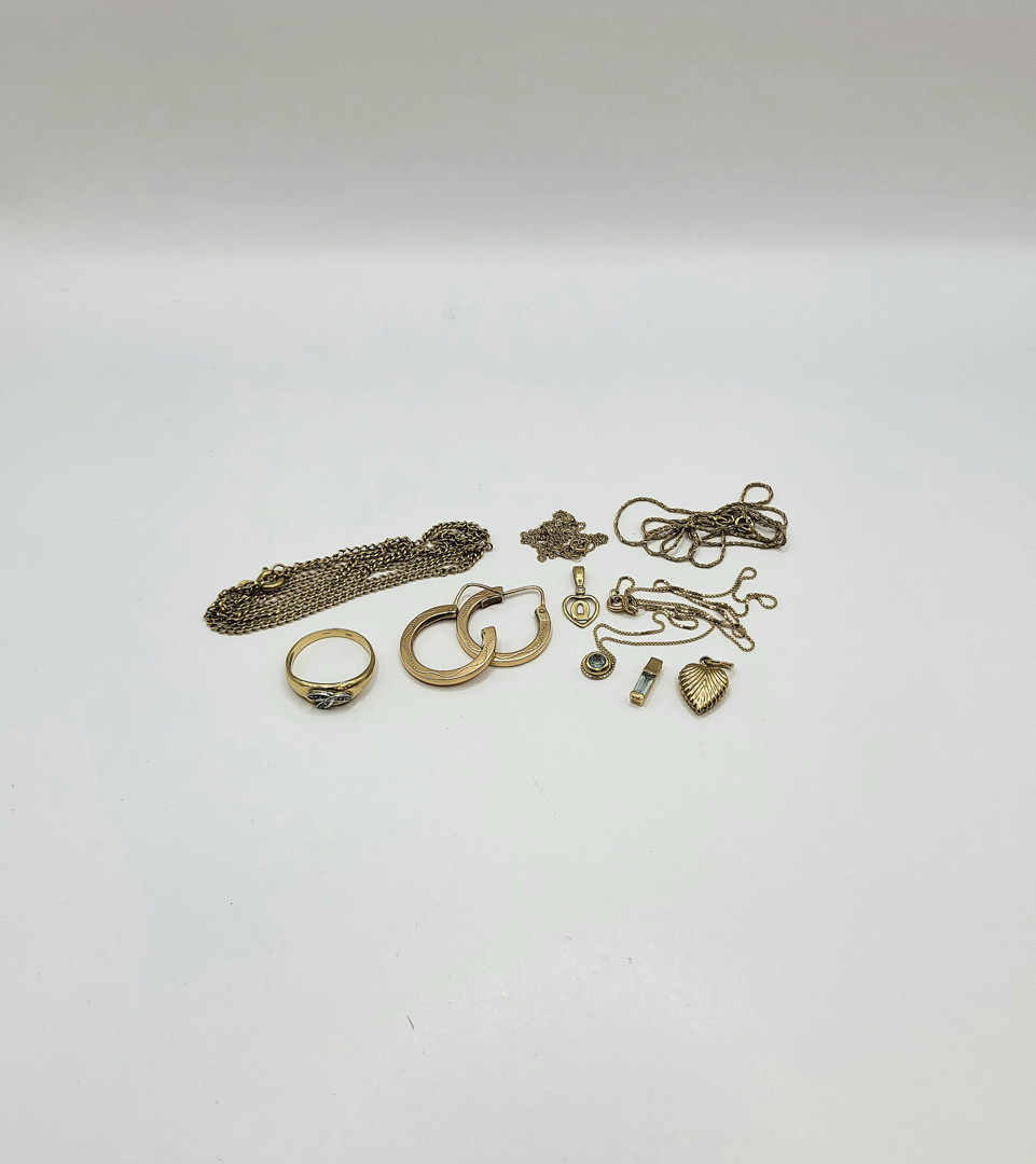 Vari oggetti oro pietre