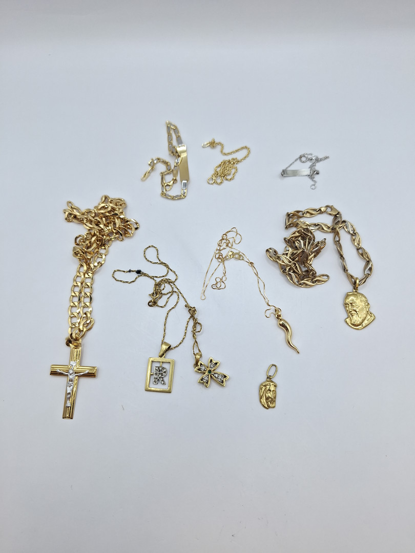 Vari oggetti oro pietre diamantini 