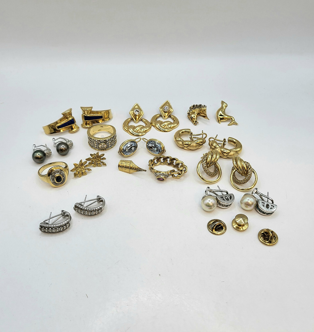 Vari oggetti oro pietre 