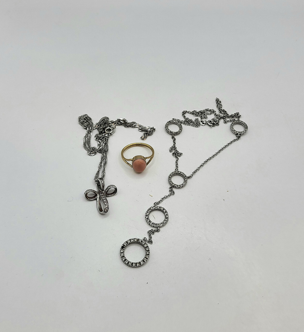 Vari oggetti in oro pietre corallo