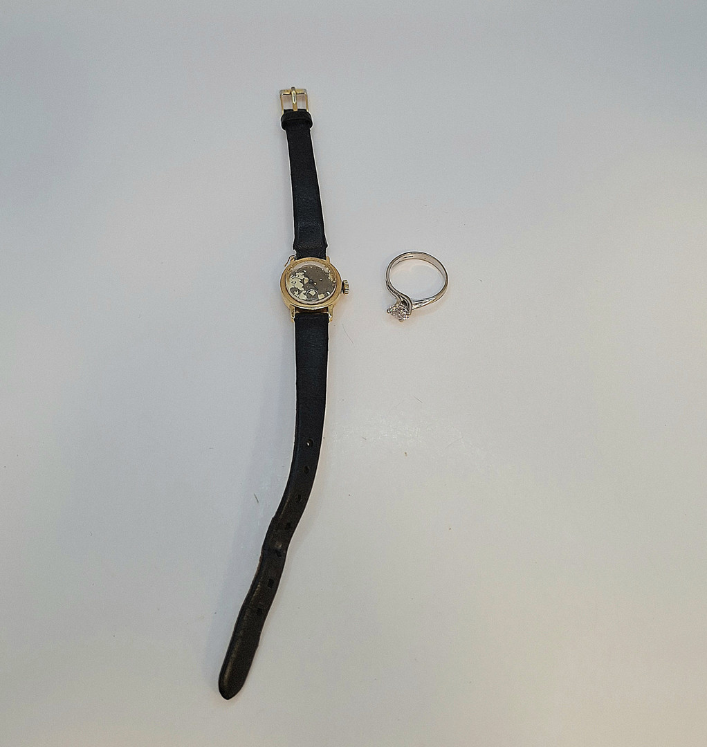 Anello e orologio oro pietra