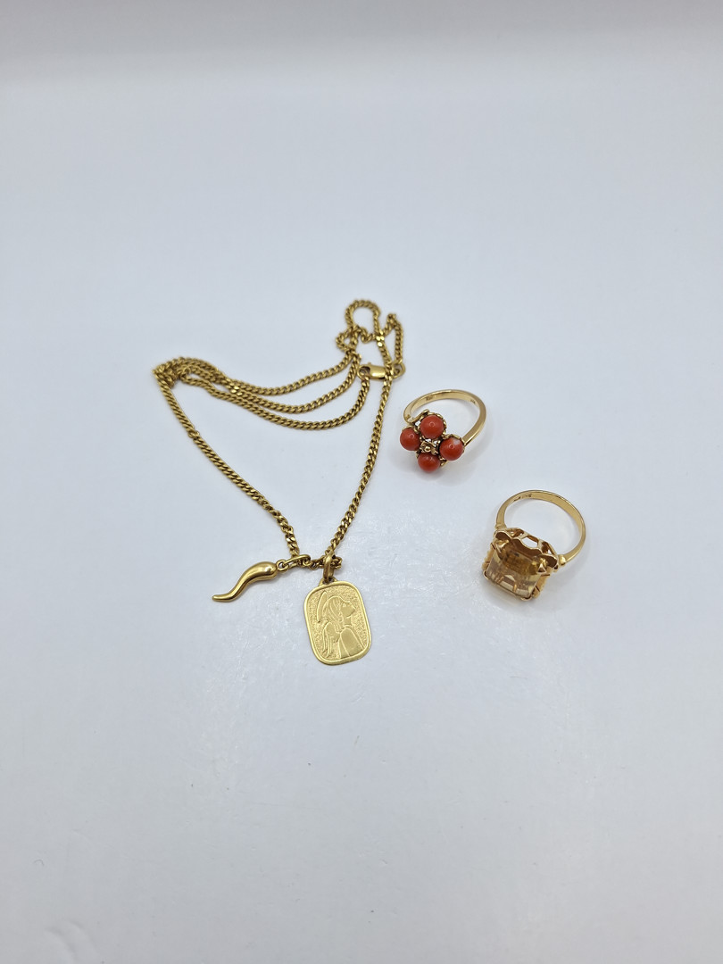 Collana due ciondoli e due anelli oro pietra coralli 