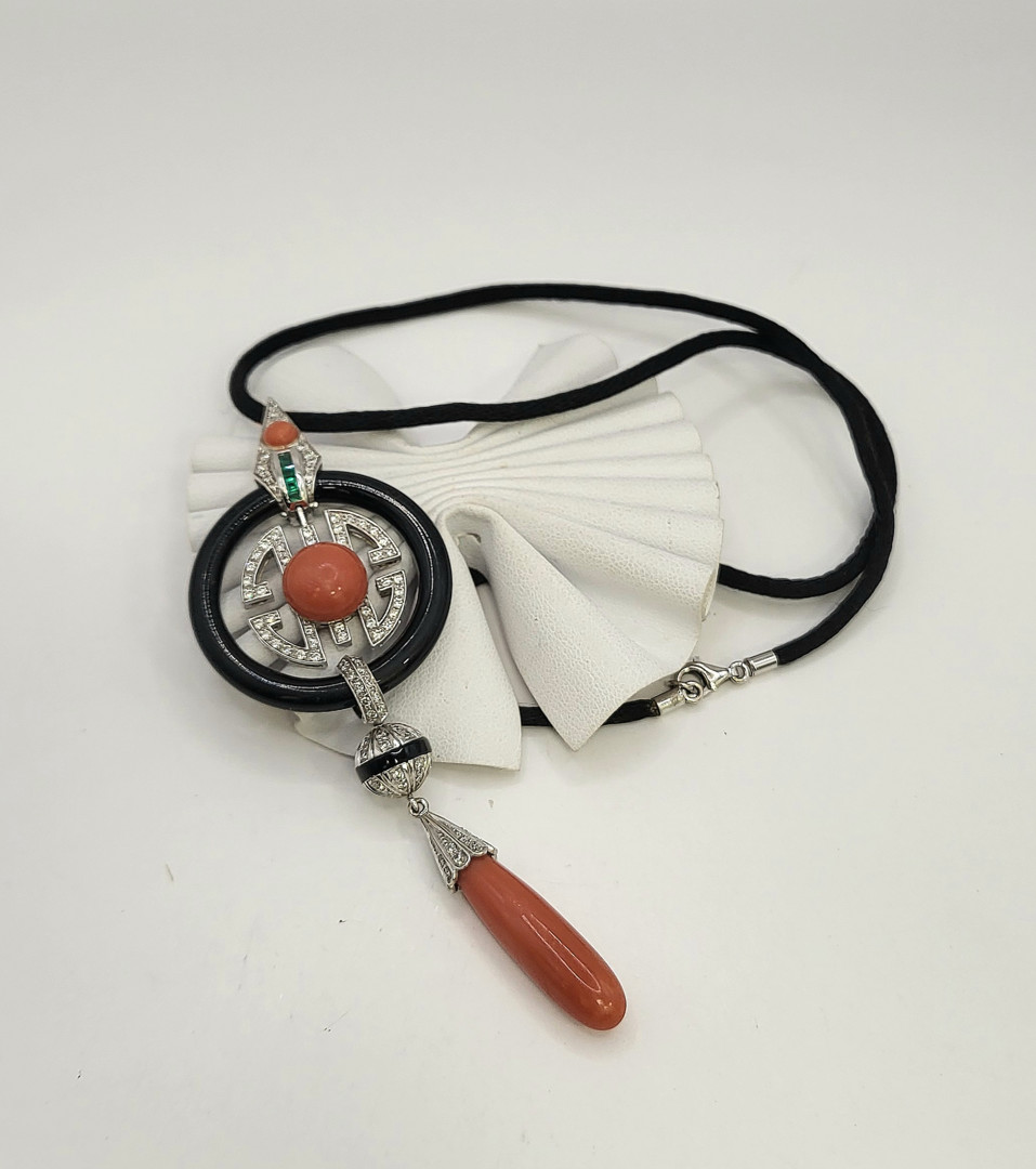 Ciondolo oro diamanti pietre corallo con cordoncino