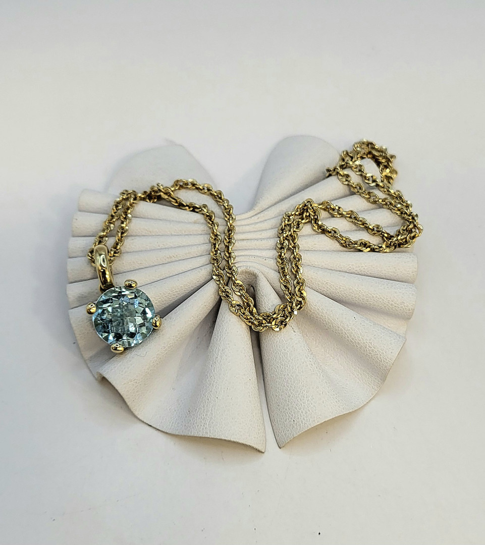 Collana e ciondolo oro pietra