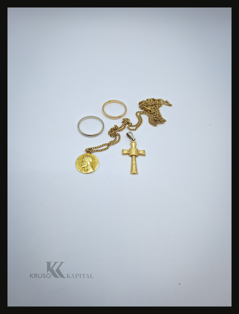 Due anelli collana due ciondoli oro metallo