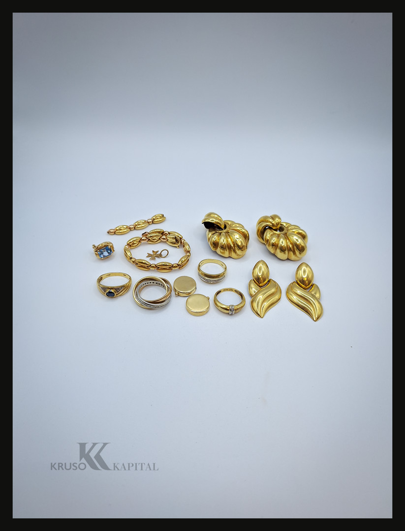 Vari oggetti in oro pietre diamanti