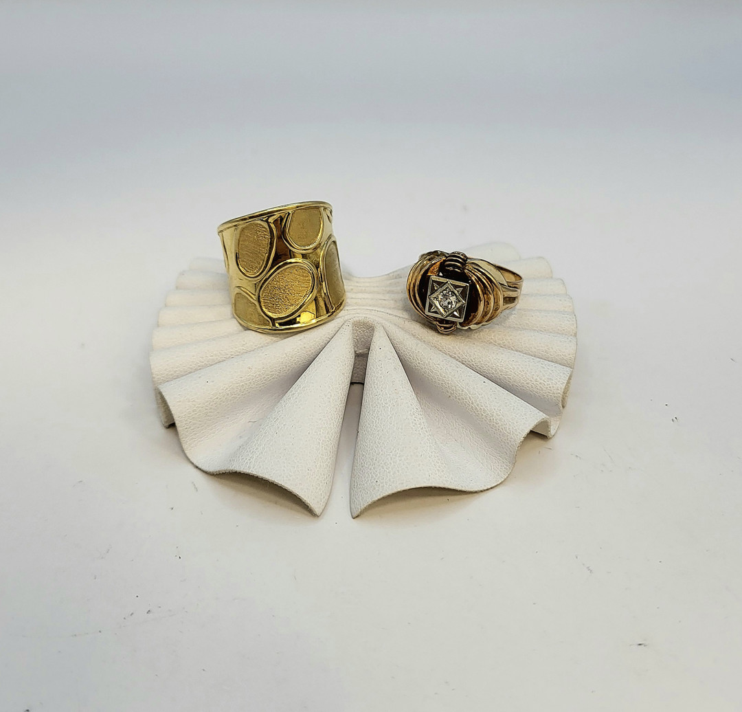 Due anelli oro pietra 