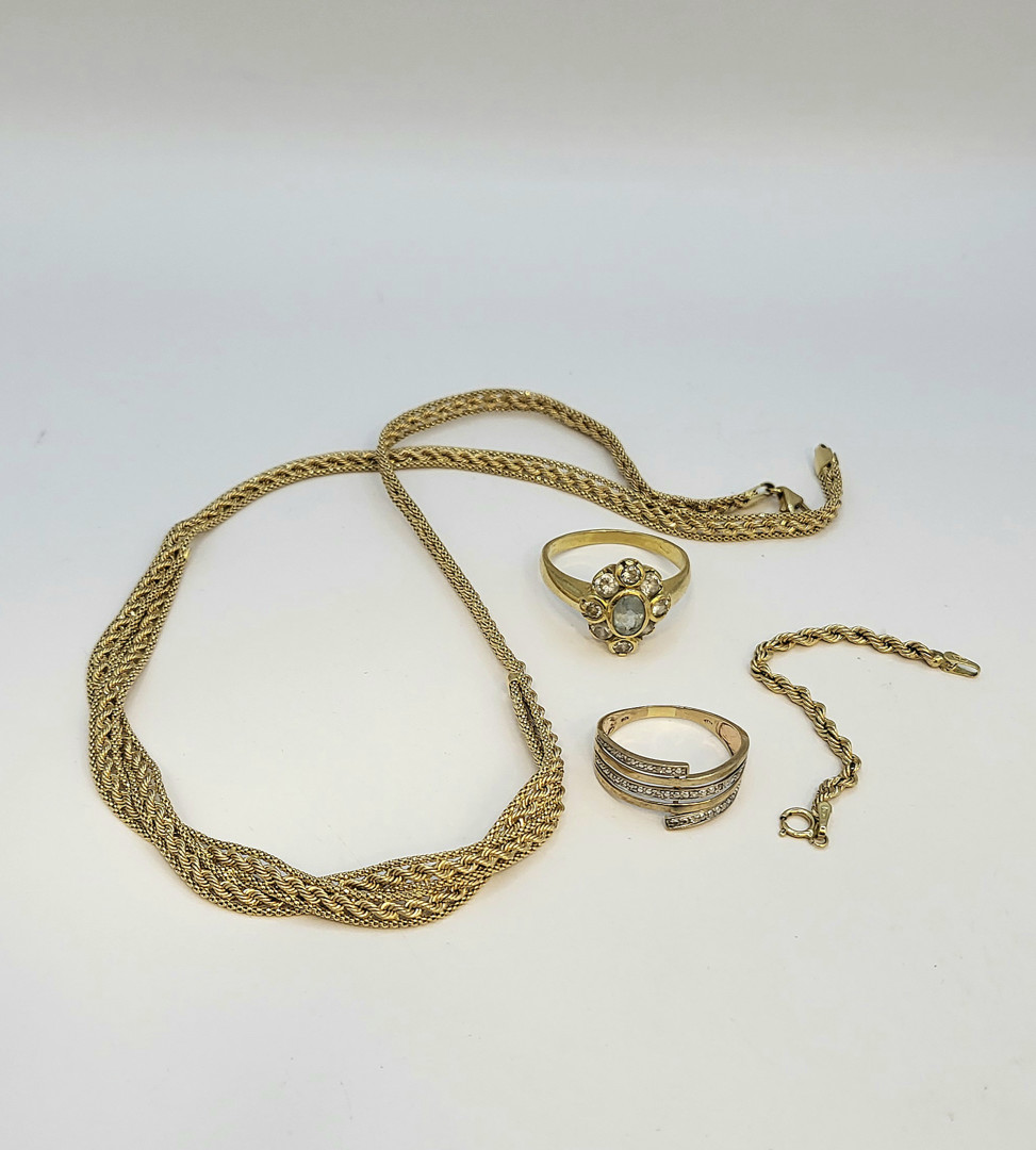 Vari oggetti in oro pietre