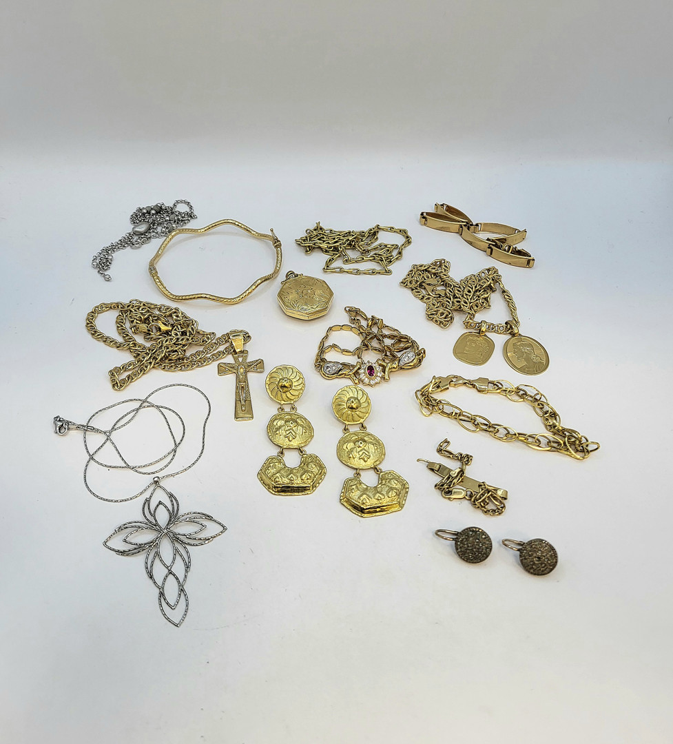 Vari oggetti oro pietre argento