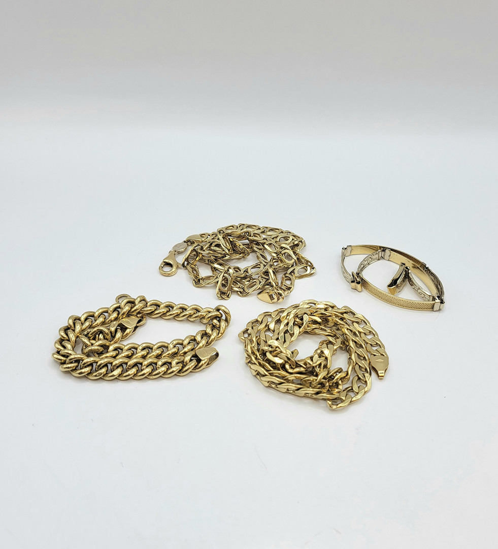 Due collane e due bracciali oro